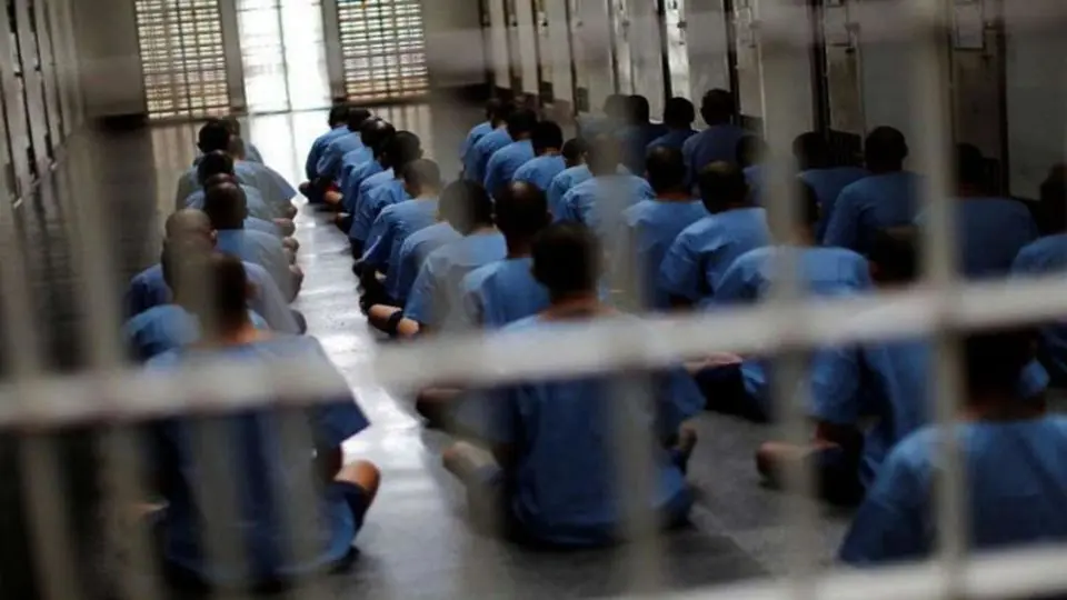 وجود پدیده «کف‌خوابی» در زندان‌ها تایید شد