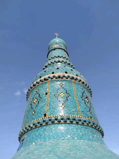 صاعقه گنبد امامزاده شاه حمزه قم را تخریب کرد