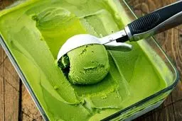 طرز تهیه بستنی چغاله بادام کشدار و پفکی