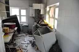 ۴ نشانه‌ مهم ریزش ساختمان پس از انفجار / چطور بفهمیم خانه ایمن نیست و باید فوراً خارج شویم؟