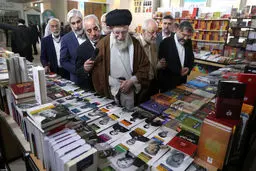 سخنان رهبر انقلاب پس از بازدید از نمایشگاه کتاب؛ هیچ چیزی جای کتاب را نمی‌گیرد/ ویدئو و تصاویر