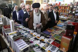 سخنان رهبر انقلاب پس از بازدید از نمایشگاه کتاب؛ هیچ چیزی جای کتاب را نمی‌گیرد/ ویدئو و تصاویر