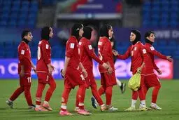عکس دسته‌جمعی اعضای تیم فوتبال زنان در مرز بازرگان