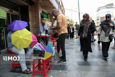 فروش چتر برای مقابله با آفتاب، همزمان با گرمای کم‌سابقه در کشور