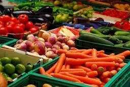 عرضه میوه شب عید در میادین میوه و تره‌بار تهران آغاز شد
