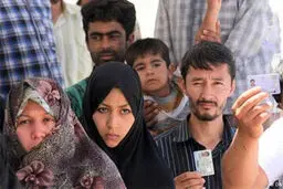 ​آغاز فرایند صدور کارت هویتی، بانکی و سیم‌کارت برای مهاجران افغانستانی

