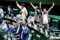 چرا باید تصمیم‌گیری در دست چند نفر با مجموع آراء چند صدهزار نفری باشد؟

