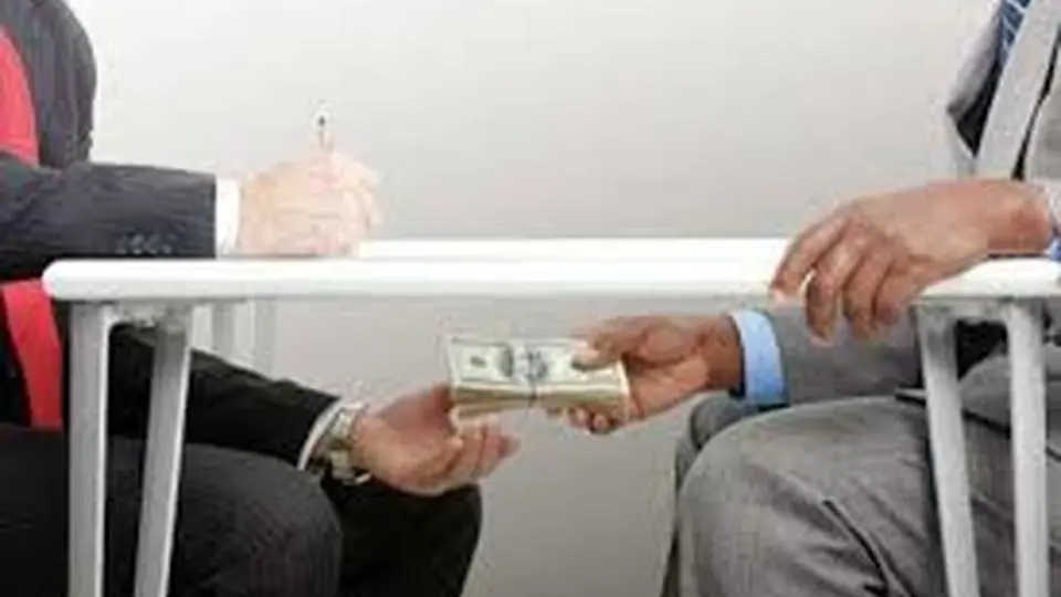 پزشکان  و  زیرمیزى
