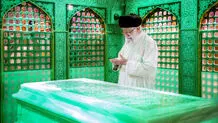 رهبر انقلاب سر مزار ابراهیم رئیسی/ مضجع امام رضا(ع) با حضور رهبری غبارروبی شد/ عکس
