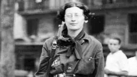 سیمای زنی در میان جمع