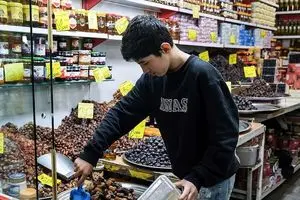 چرا خودروسازان به بازار خرما حمله کردند؟