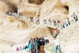 غار کرفتو؛ توجیه ساخت سازه با نبودِ حریم مصوب