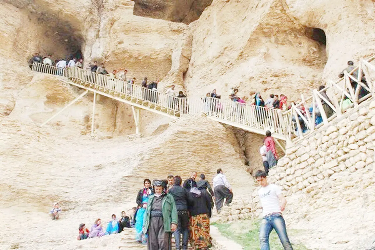 غار کرفتو؛ توجیه ساخت سازه با نبودِ حریم مصوب