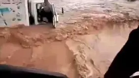 لحظات دلهره آور گرفتاری راننده کامیون کرمانی در سیل+ ویدئو