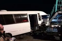 انحراف مینی‌بوس در بزرگراه آیت‌الله سعیدی/ ۱۰ نفر مصدوم شدند