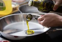 روغنی که همه آن را سالم می‌دانند؛ معجزه یا فریب سلامتی؟
