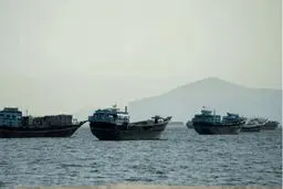 نیروی دریایی آمریکا به کشتی‌های تجاری در تنگه هرمز هشدار داد / عملیات نظامی خطرناک در جریان است؟