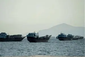 نیروی دریایی آمریکا به کشتی‌های تجاری در تنگه هرمز هشدار داد / عملیات نظامی خطرناک در جریان است؟