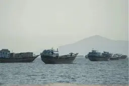 نیروی دریایی آمریکا به کشتی‌های تجاری در تنگه هرمز هشدار داد / عملیات نظامی خطرناک در جریان است؟