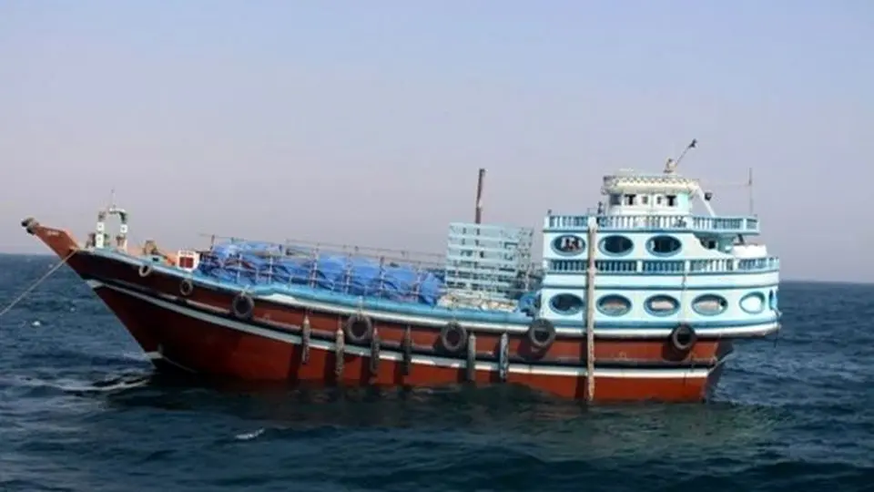 البحریة الایرانیة تنقذ سفینة صید عُمانیة تائهة في المیاه الدولیة