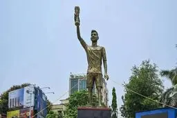 مجسمه مسی در هند پایین آورده می‌شود