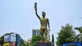 مجسمه مسی در هند پایین آورده می‌شود