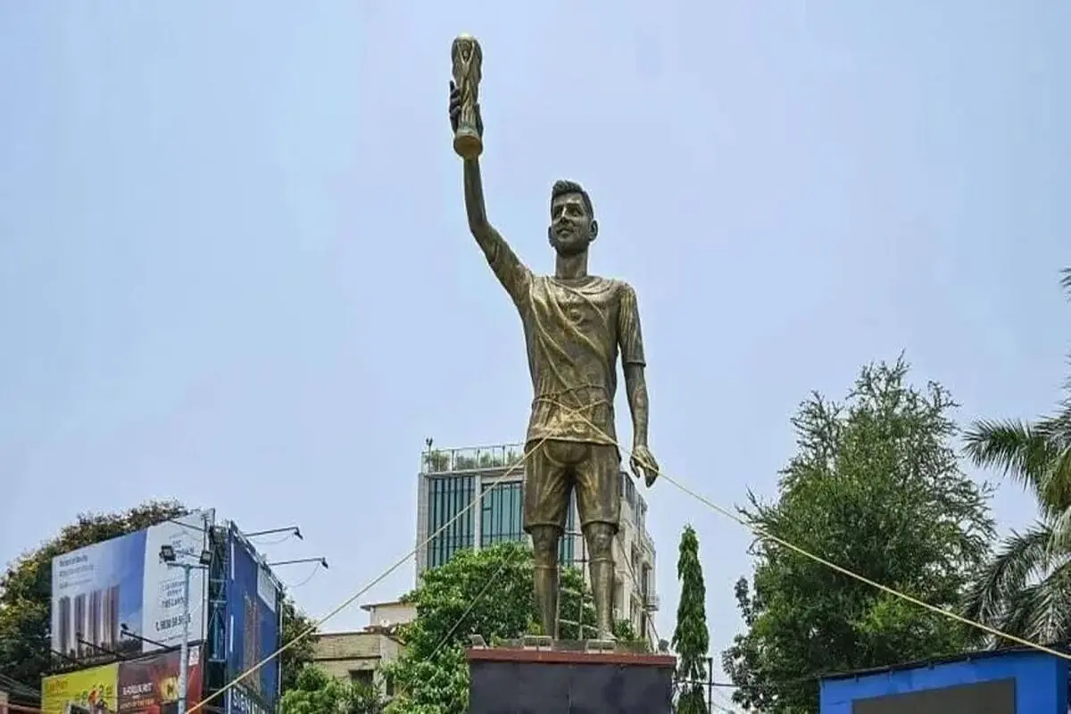 مجسمه مسی در هند پایین آورده می‌شود