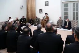 قائد الثورة الإسلامیة یؤکد ضرورة تعزیز القوة القتالیة والمعدات الدفاعیة لبحریة الجیش