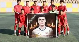 پرسپولیس به یاد صابر کاظمی وارد زمین می شوند