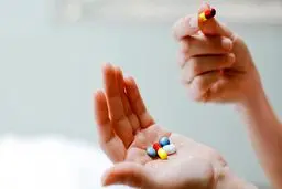 پوسته شدن لب‌ها نشانه کمبود این ویتامین است
