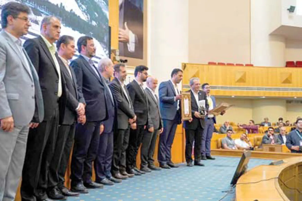 گروه بهمن موفق به کسب جایزه ملی مدیریت کسب‌وکار سال شد