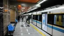 اختلال برق در خط ۵ مترو؛ مسافران روی ریل پیاده شدند