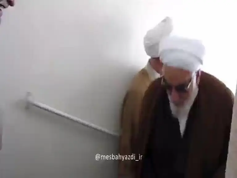 حضور آیت الله مجتبی خامنه ای رهبر انقلاب در منزل مرحوم مصباح یزدی