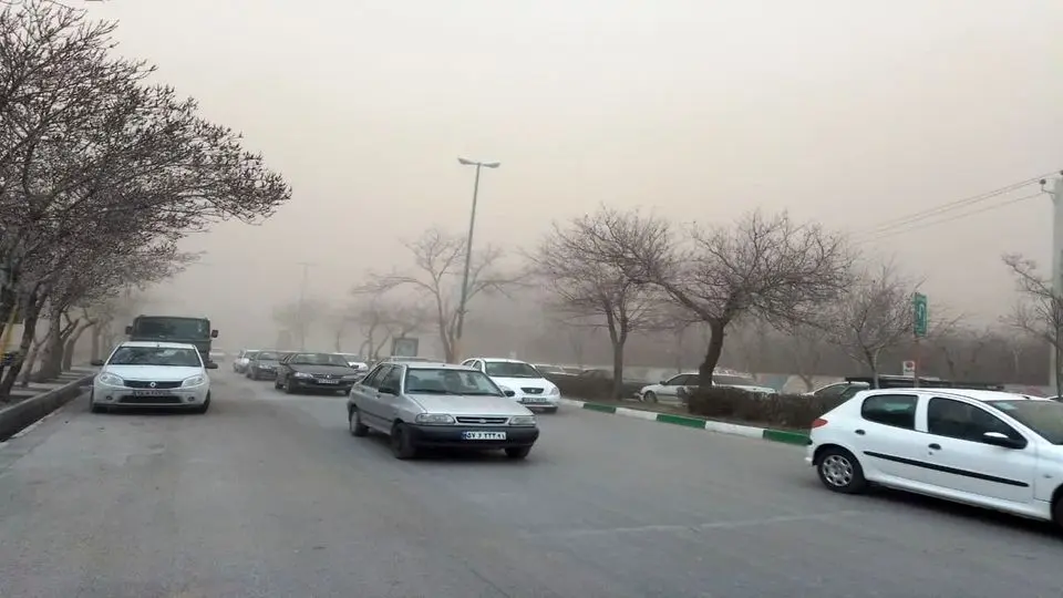 اینجا آسمان خاکیست