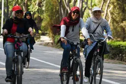 شرط محال  برای  زنان دوچرخه‌سوار
