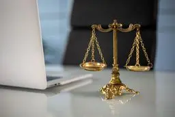 کمیته حقوقی شورای شهر: تهرانی‌ها می‌توانند وکیل رایگان بگیرند