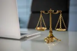 کمیته حقوقی شورای شهر: تهرانی‌ها می‌توانند وکیل رایگان بگیرند