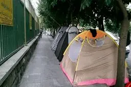 چادرخوابی همراهان بیماران بیمارستان کودکان تهران