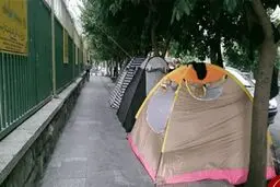 چادرخوابی همراهان بیماران بیمارستان کودکان تهران