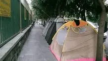چادرخوابی همراهان بیماران بیمارستان کودکان تهران