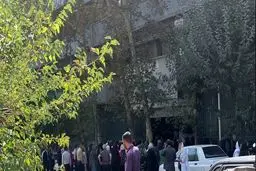 تجمع والدین دبیرستان دخترانه معروف تهران مقابل آموزش‌وپرورش/ چرا مدیر مدرسه را تغییر دادید؟
