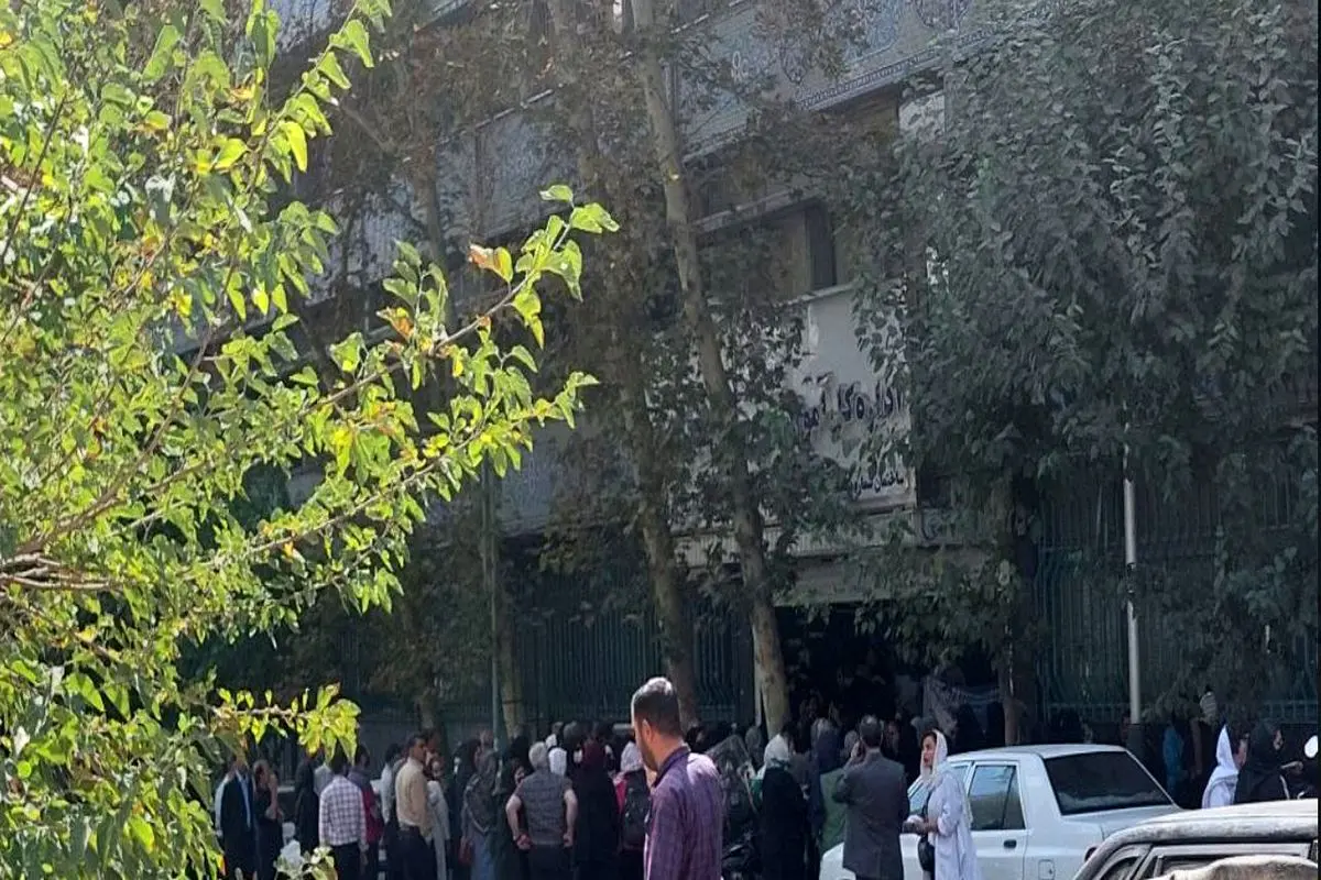 تجمع والدین دبیرستان دخترانه معروف تهران مقابل آموزش‌وپرورش/ چرا مدیر مدرسه را تغییر دادید؟
