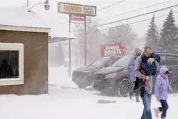Arctic blast kills at least 28 in US, stunting travels