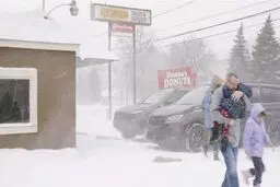 Arctic blast kills at least 28 in US, stunting travels