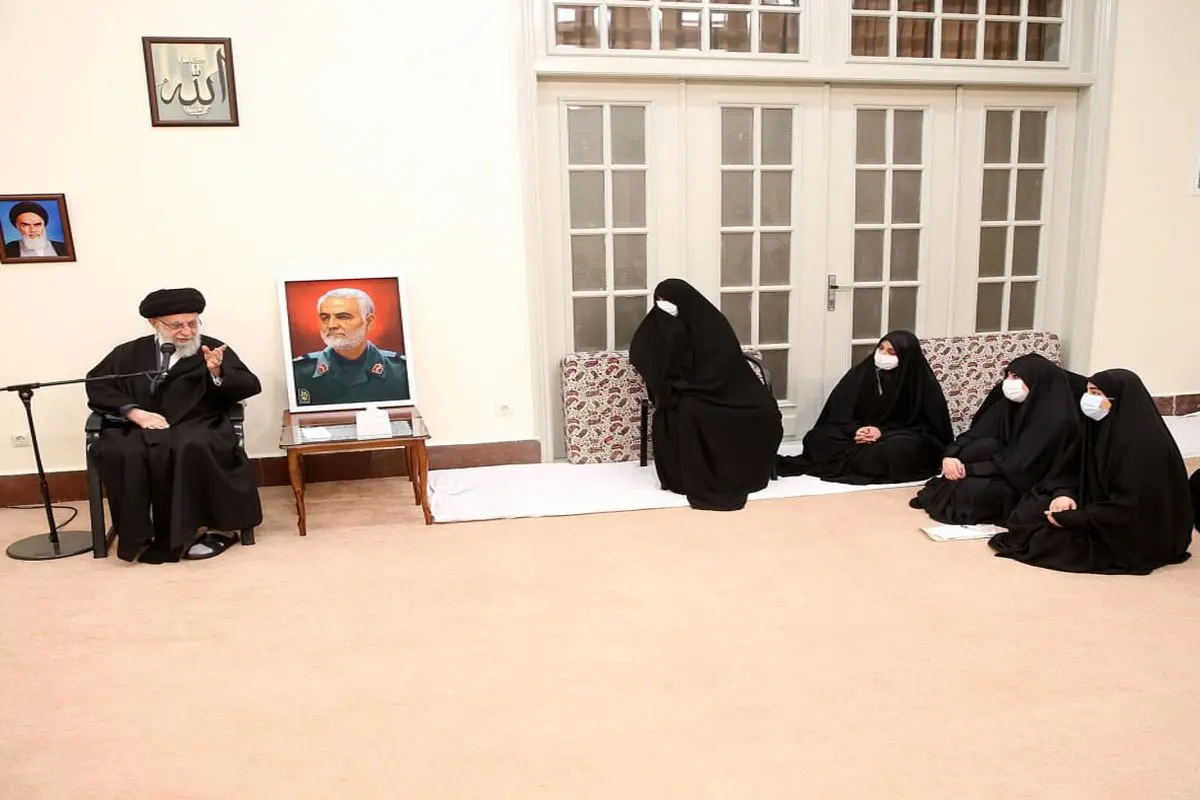 قائد الثورة: شهادة السید نصرالله نافذة کبیرة لفهم أهمیة عمل الشهید سلیمانی على صعید احیاء المقاومة