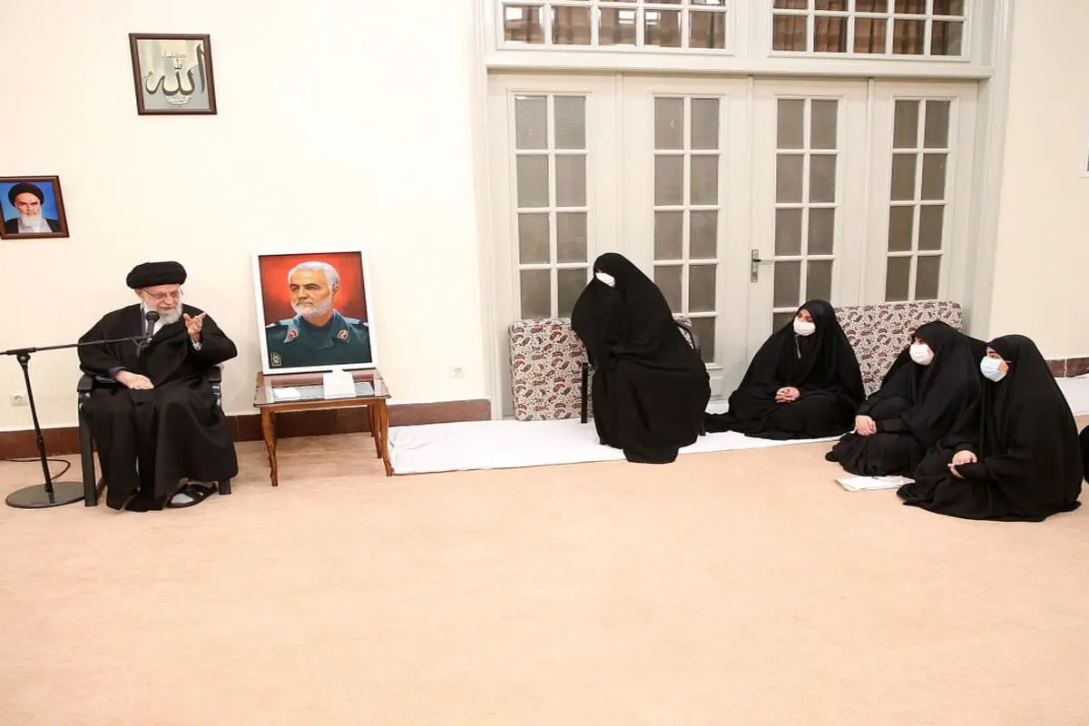 قائد الثورة: شهادة السید نصرالله نافذة کبیرة لفهم أهمیة عمل الشهید سلیمانی على صعید احیاء المقاومة