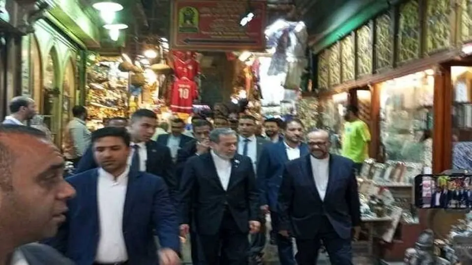 عراقچی در خیابانهای مصر+ عکس