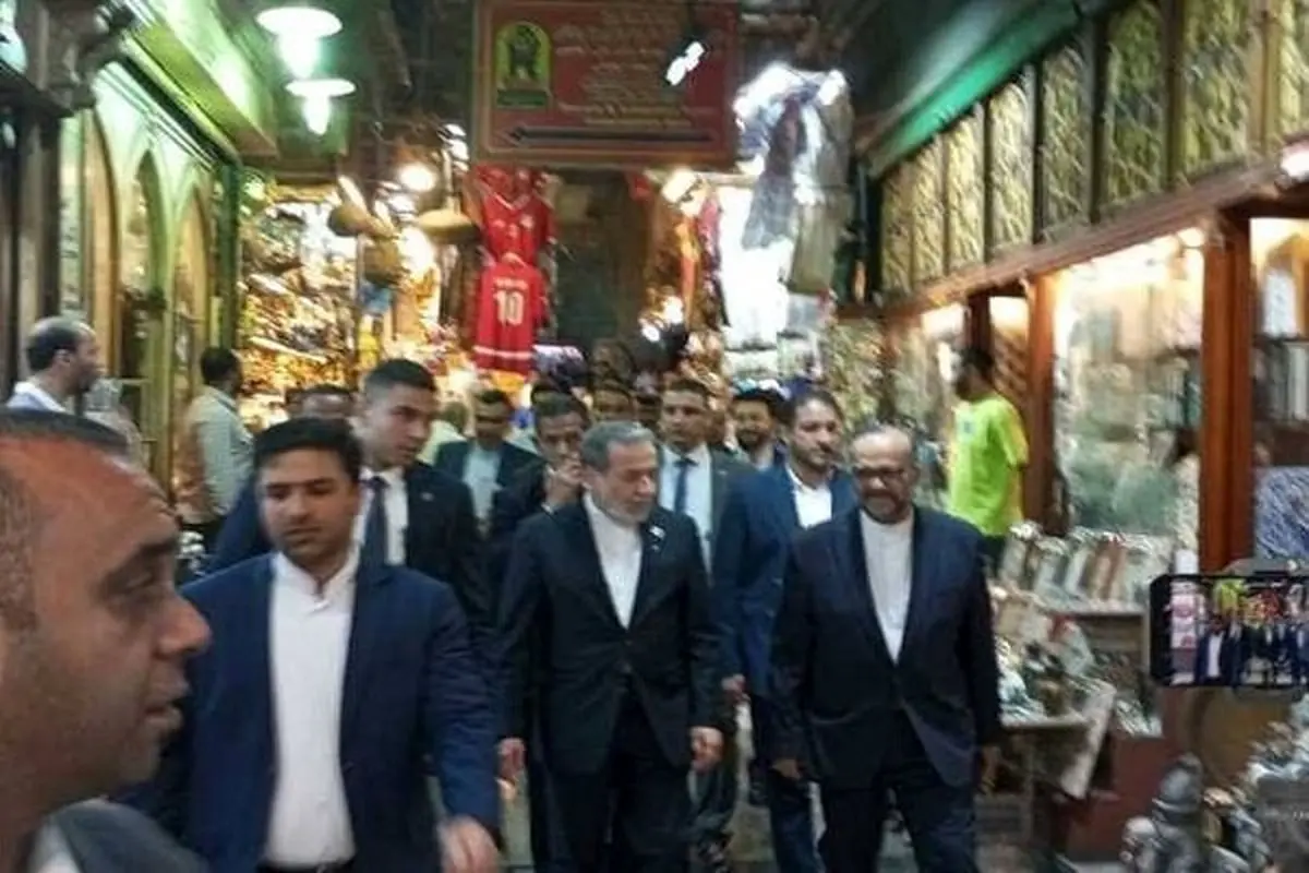 عراقچی در خیابان‌های مصر+ عکس
