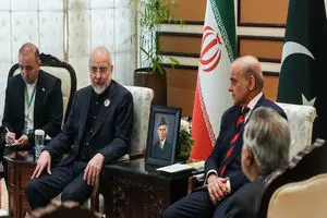 عکسی از استیکری که قالیباف روی کت خود در مذاکرات با آمریکا نصب کرده بود