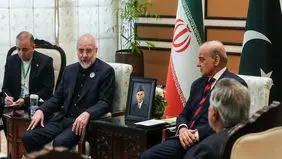 عکسی از استیکری که قالیباف روی کت خود در مذاکرات با آمریکا نصب کرده بود 